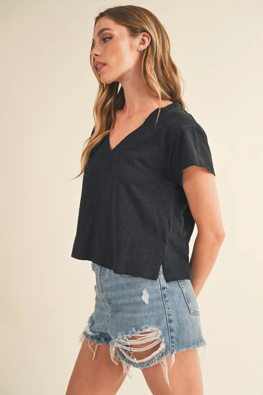 Aemi   Co Side Slit V-Neck Short Sleeve Cropped T-Shirt