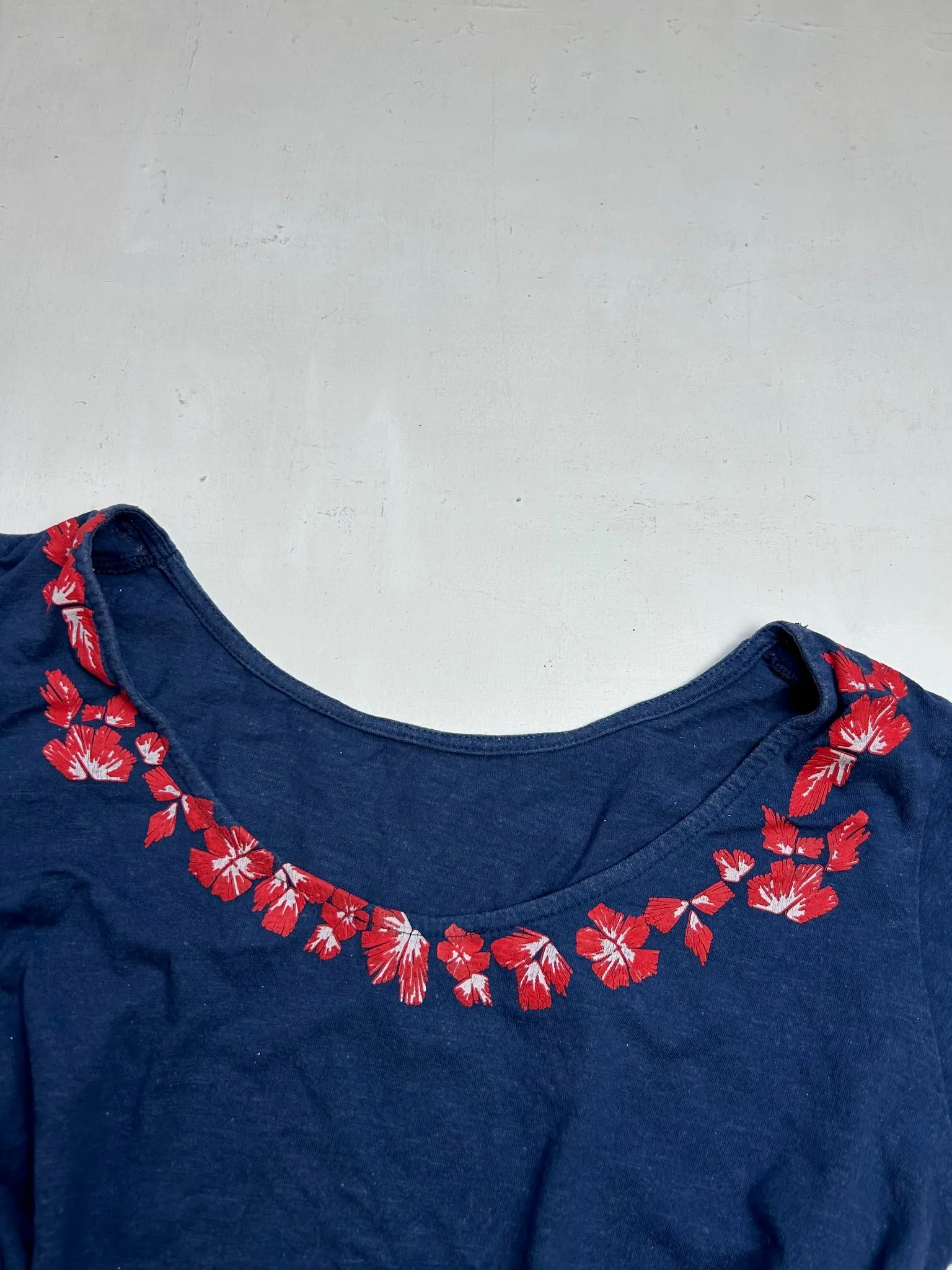 Navy blue floral print 90s y2k vintage tee (M)